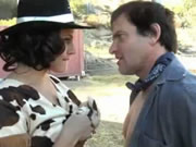 Señora vaquera cachonda teniendo sexo al aire libre